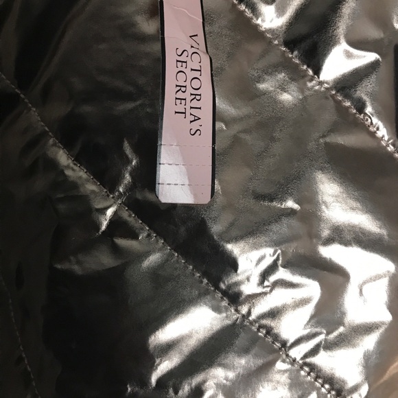 NWT VS Rose Gold 2017 Limited Edition Tote - Picture 4 of 5